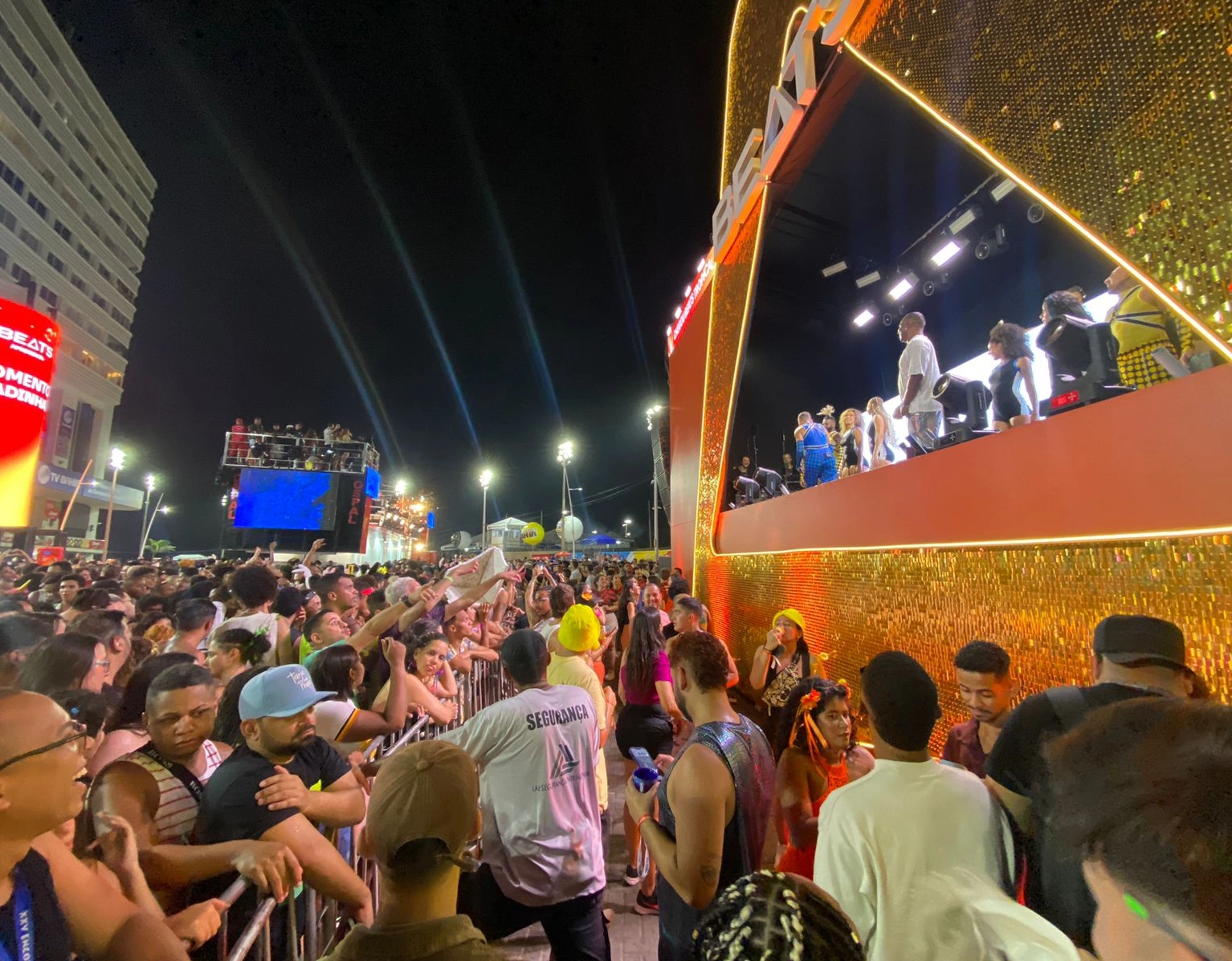 Estreia da Torre Beats no carnaval é marcada por encontro entre Trio do É o Tchan e show de Pedro Sampaio em homenagem ao grupo