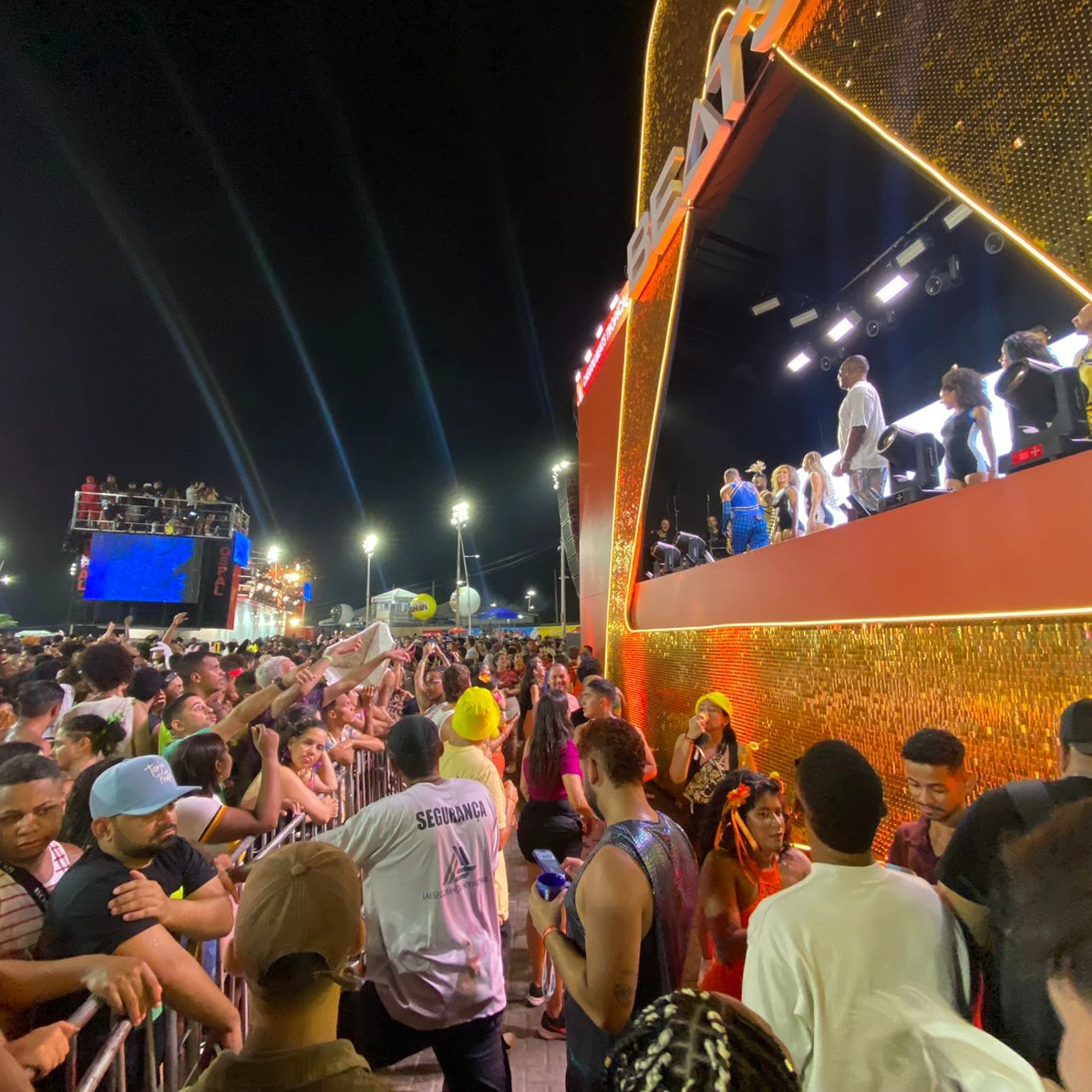 Estreia da Torre Beats no carnaval é marcada por encontro entre Trio do É o Tchan e show de Pedro Sampaio em homenagem ao grupo