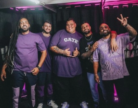 Integrante do grupo de pagode 'Menos é Mais' anuncia saída oficial da banda