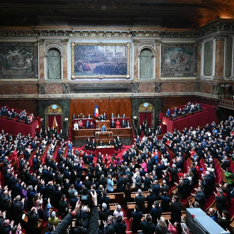 França se torna primeiro país do mundo a incluir direito ao aborto na Constituição