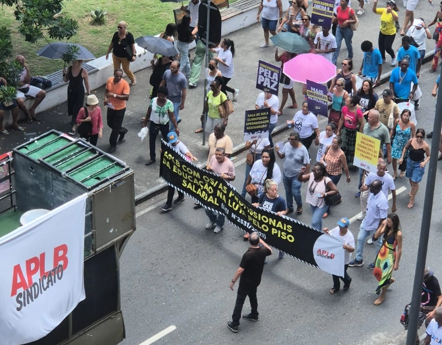 Em estado de greve, professores da rede municipal de Salvador fazem protesto