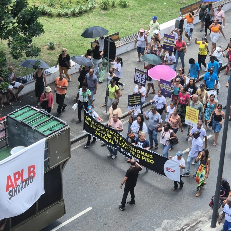 Em estado de greve, professores da rede municipal de Salvador fazem protesto