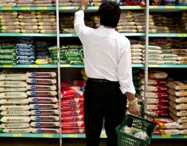 Supermercados na Bahia restringem venda de arroz devido a chuvas no RS