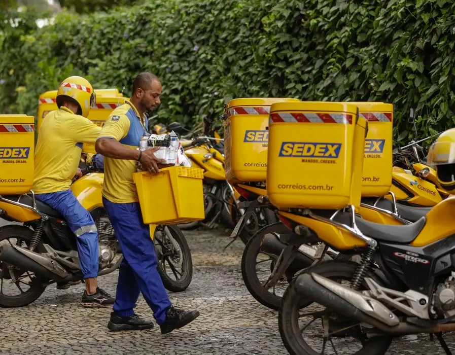 Correios anunciam PDV e concurso para contratar 3,2 mil carteiros