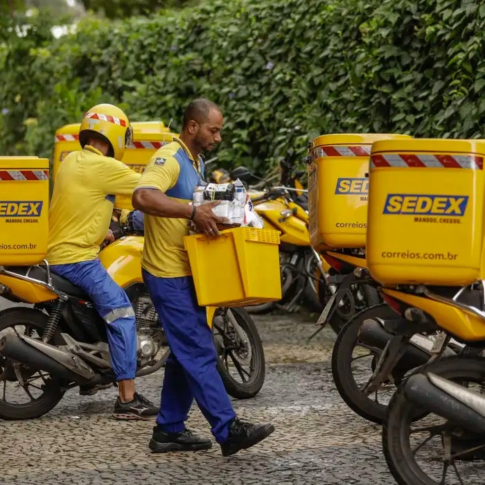 Correios anunciam PDV e concurso para contratar 3,2 mil carteiros