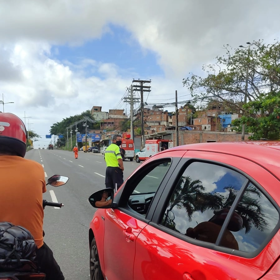 Helicóptero pousa na Paralela para socorrer vítima de acidente