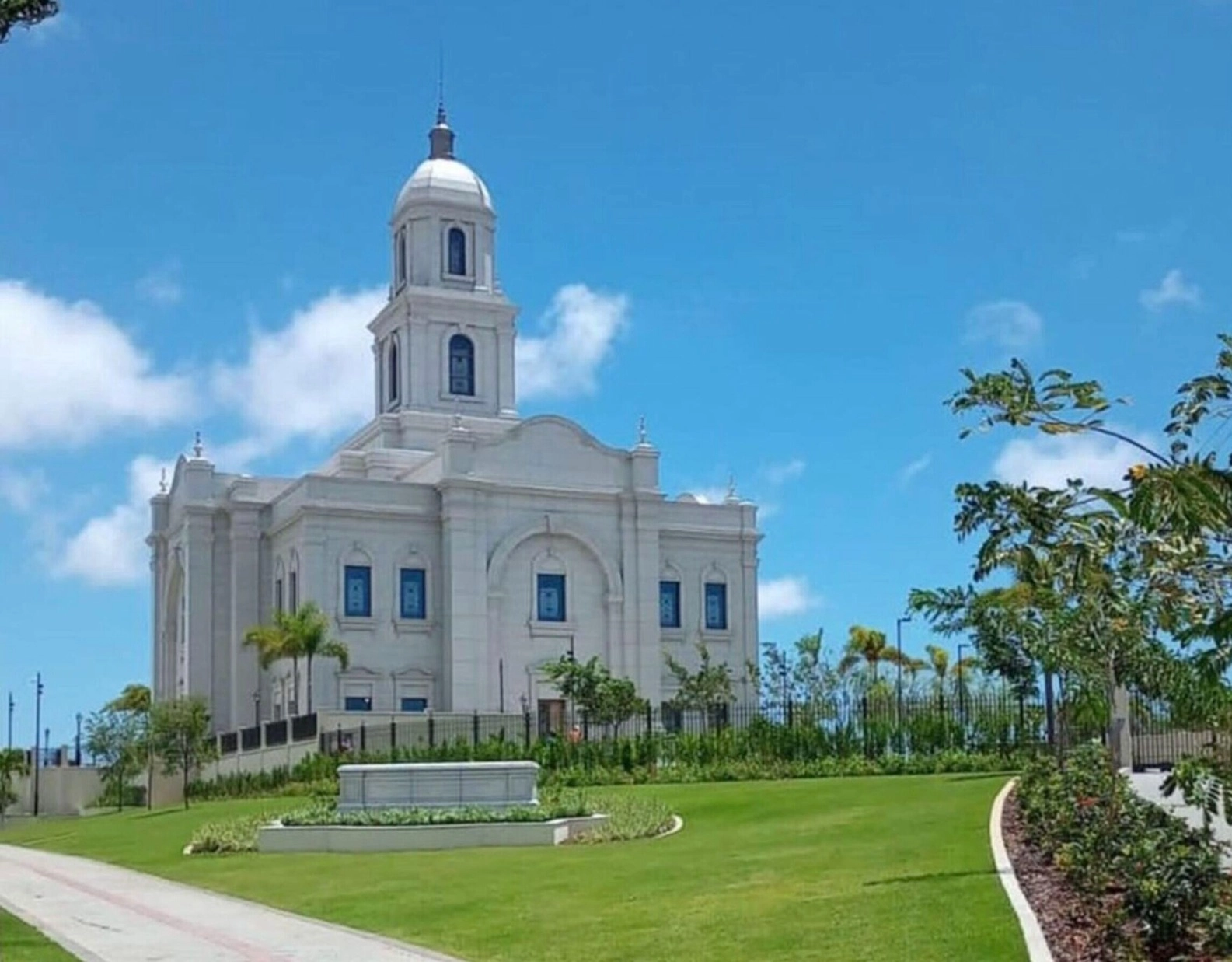 Templo imponente na Avenida Paralela será inaugurado e pode ser visitado; veja detalhes