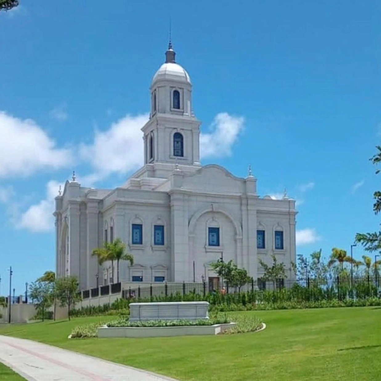 Templo imponente na Avenida Paralela será inaugurado e pode ser visitado; veja detalhes