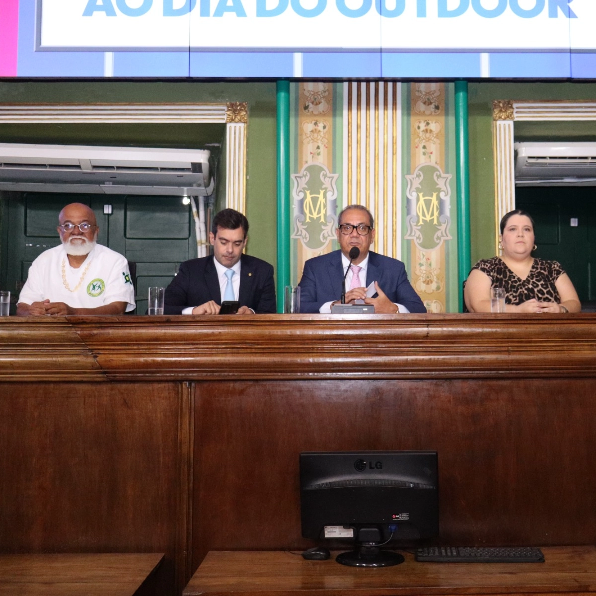 Em sessão de autoria de Carlos Muniz, Câmara de Salvador celebra o Dia do Outdoor