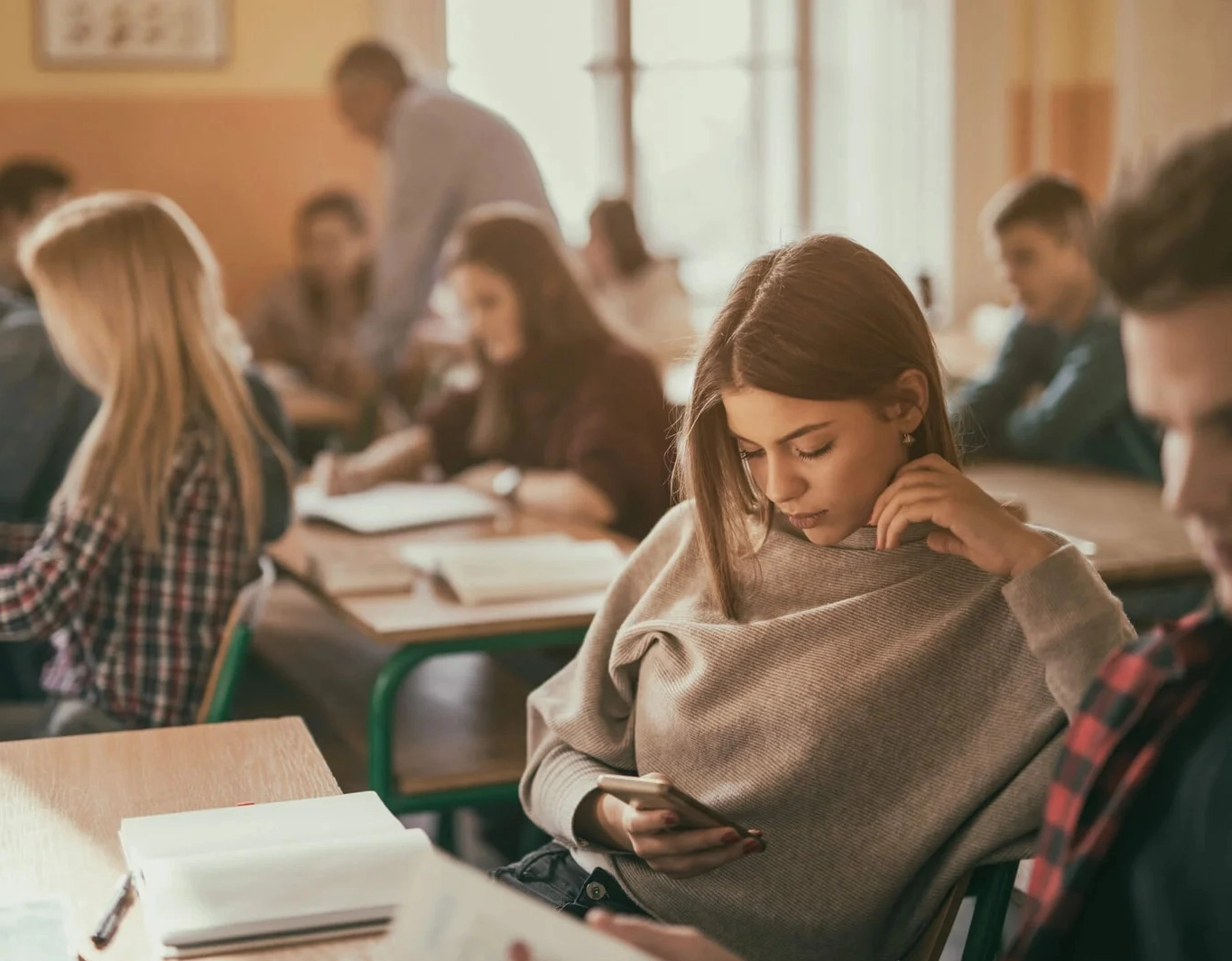 MEC anuncia projeto de lei para proibir uso de celulares em escolas