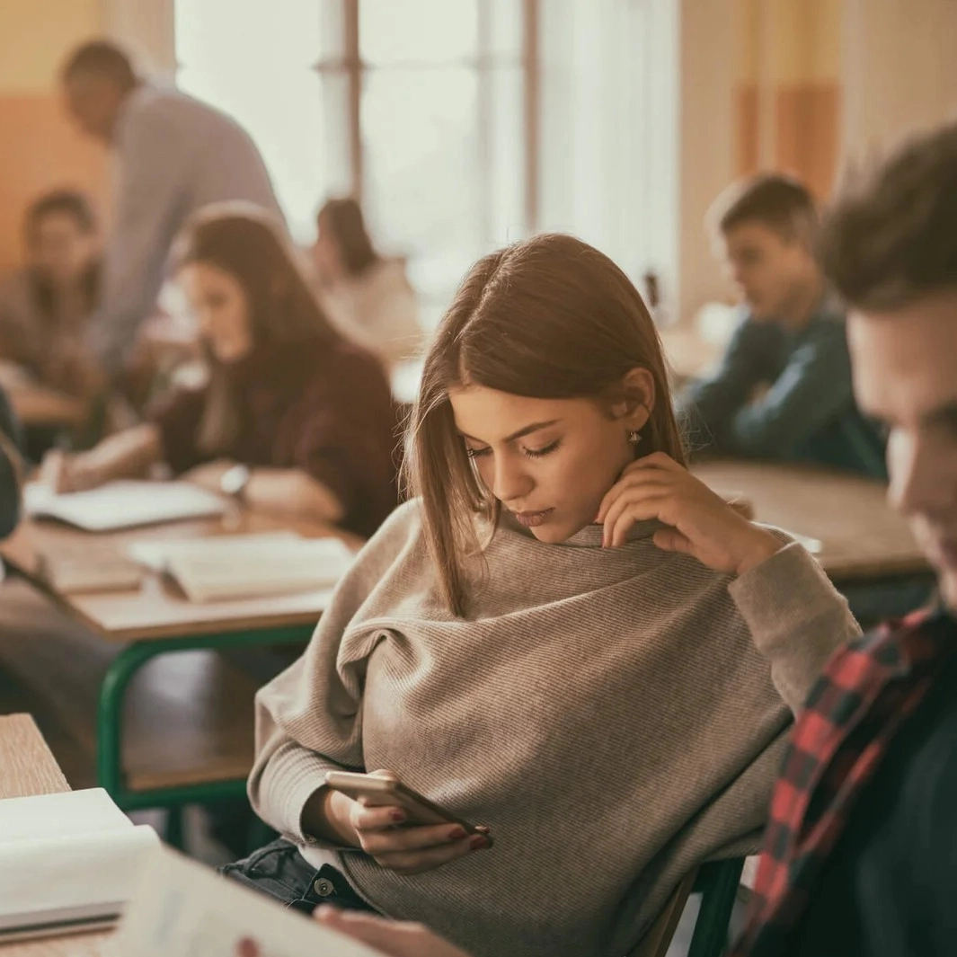 MEC anuncia projeto de lei para proibir uso de celulares em escolas