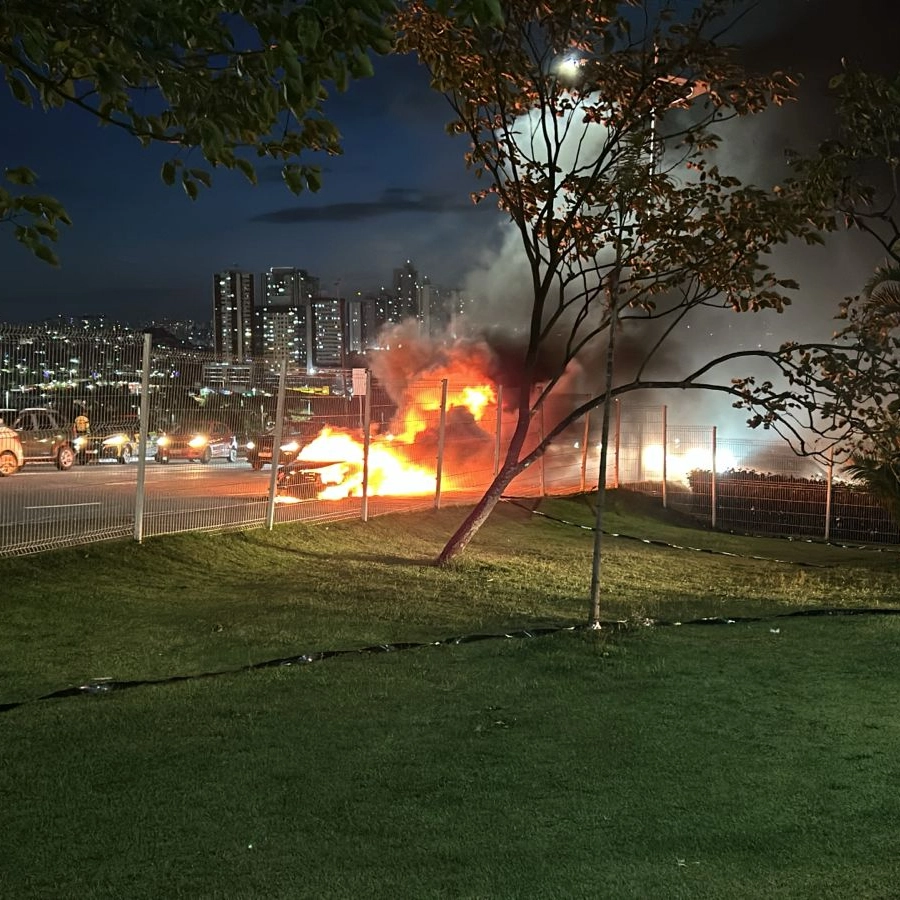 Assista: carro pega fogo na Ladeira do Cabula