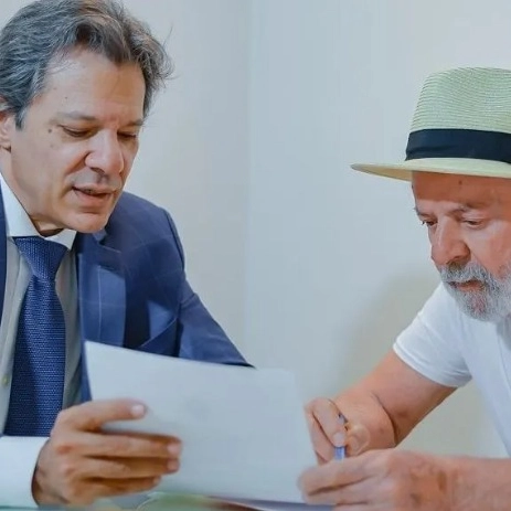 Após receber alta médica, Lula se reúne com Haddad: 'Começo a semana trabalhando pelo Brasil'