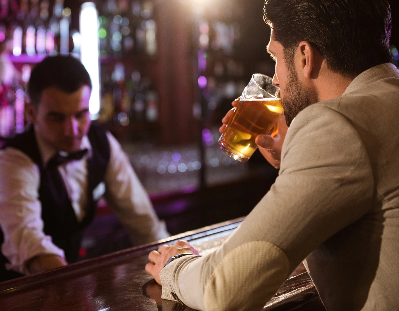 Garçom é baleado durante confusão com clientes em bar na Pituba, em Salvador