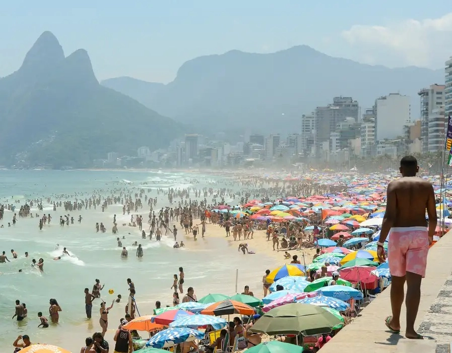 Turistas brasileiros devem injetar R$ 148 bi na economia durante o verão, aponta estudo