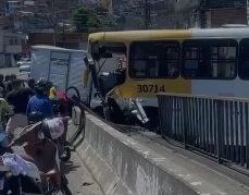 Ônibus perde controle e atinge dois veículos na Fazenda Grande do Retiro