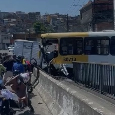 Ônibus perde controle e atinge dois veículos na Fazenda Grande do Retiro