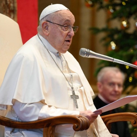 Papa Francisco sofre queda e tem braço imobilizado