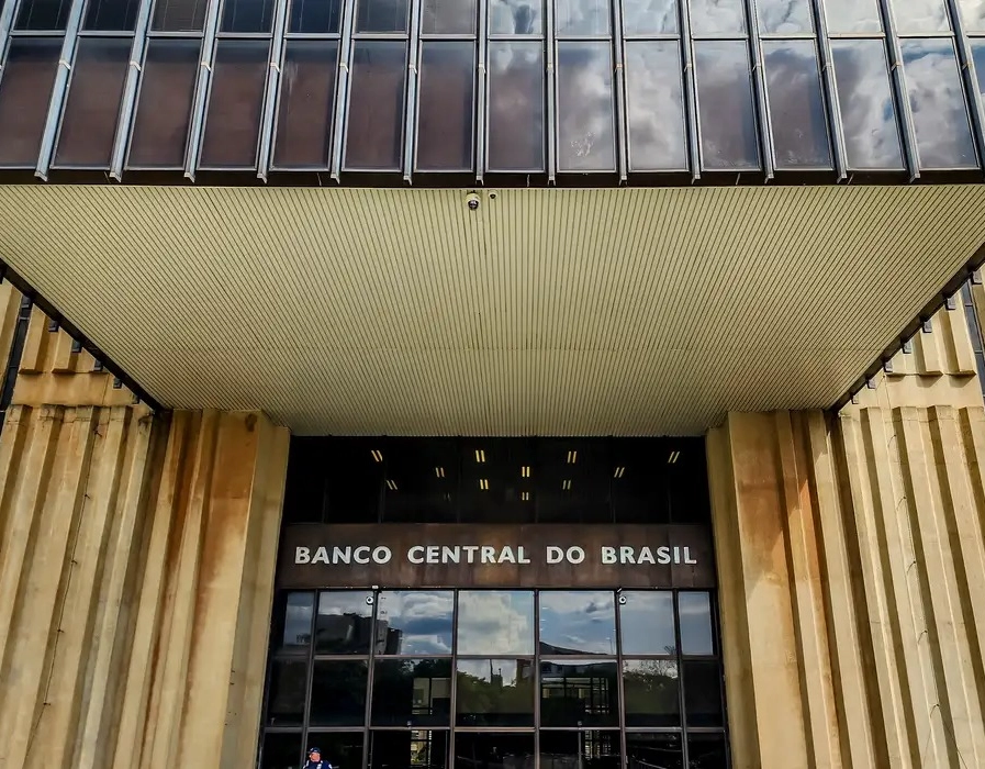 Banco Central anuncia primeira intervenção no câmbio em 2025