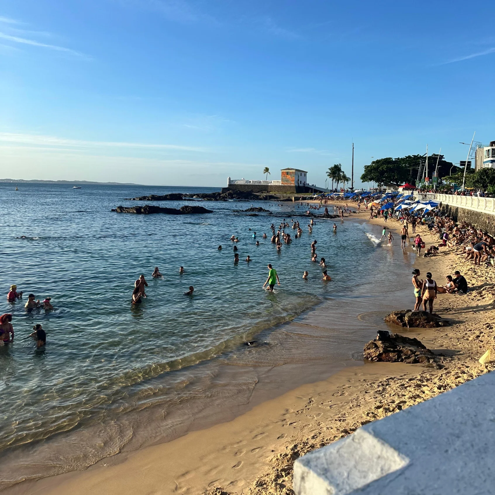 Após acordo com a Semop, vendedores ambulantes reduzem a ocupação na praia do Porto da Barra