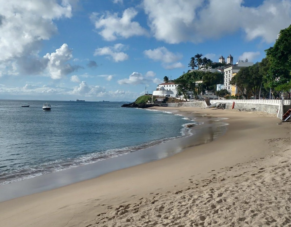 Porto da Barra: ambulantes protestam e não montam cadeiras e sombreiros