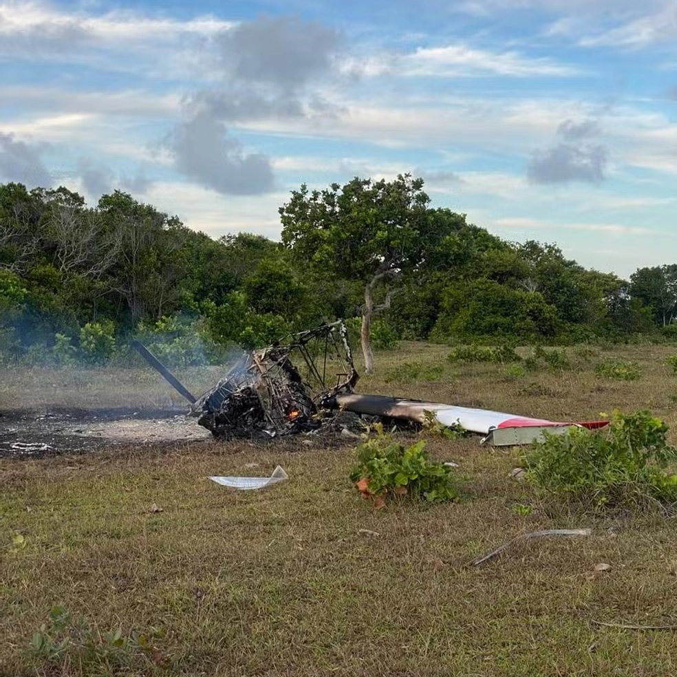 Avião cai e deixa uma pessoa morta e ex-secretário baiano ferido, no interior da Bahia