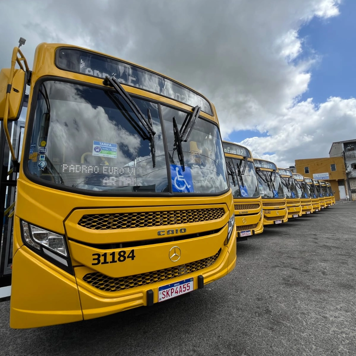 Prefeitura entrega novos ônibus com ar-condicionado para o Subúrbio Ferroviário