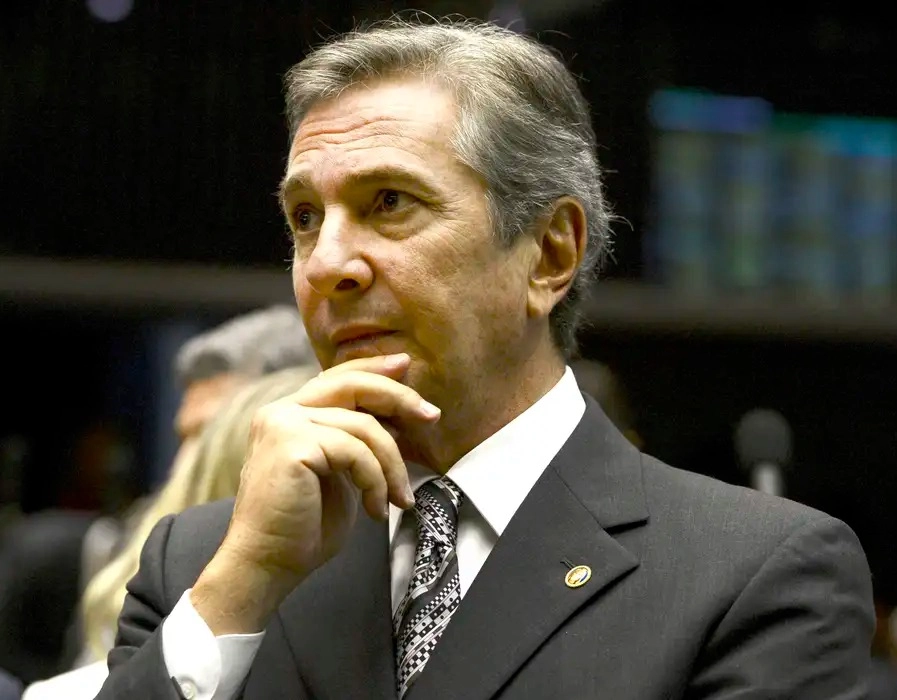 STF suspende passaporte de Collor e proíbe saída do país