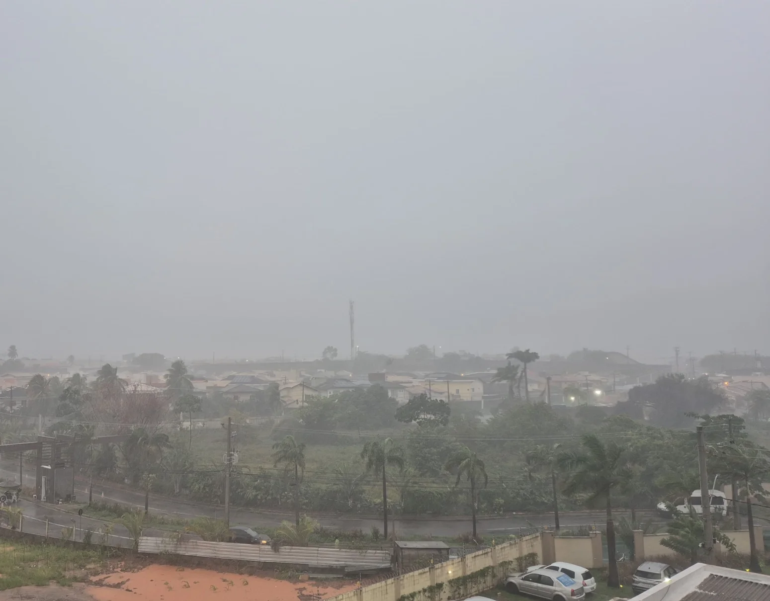 Chuva causa alagamentos, falta de luz e transtornos em Lauro de Freitas