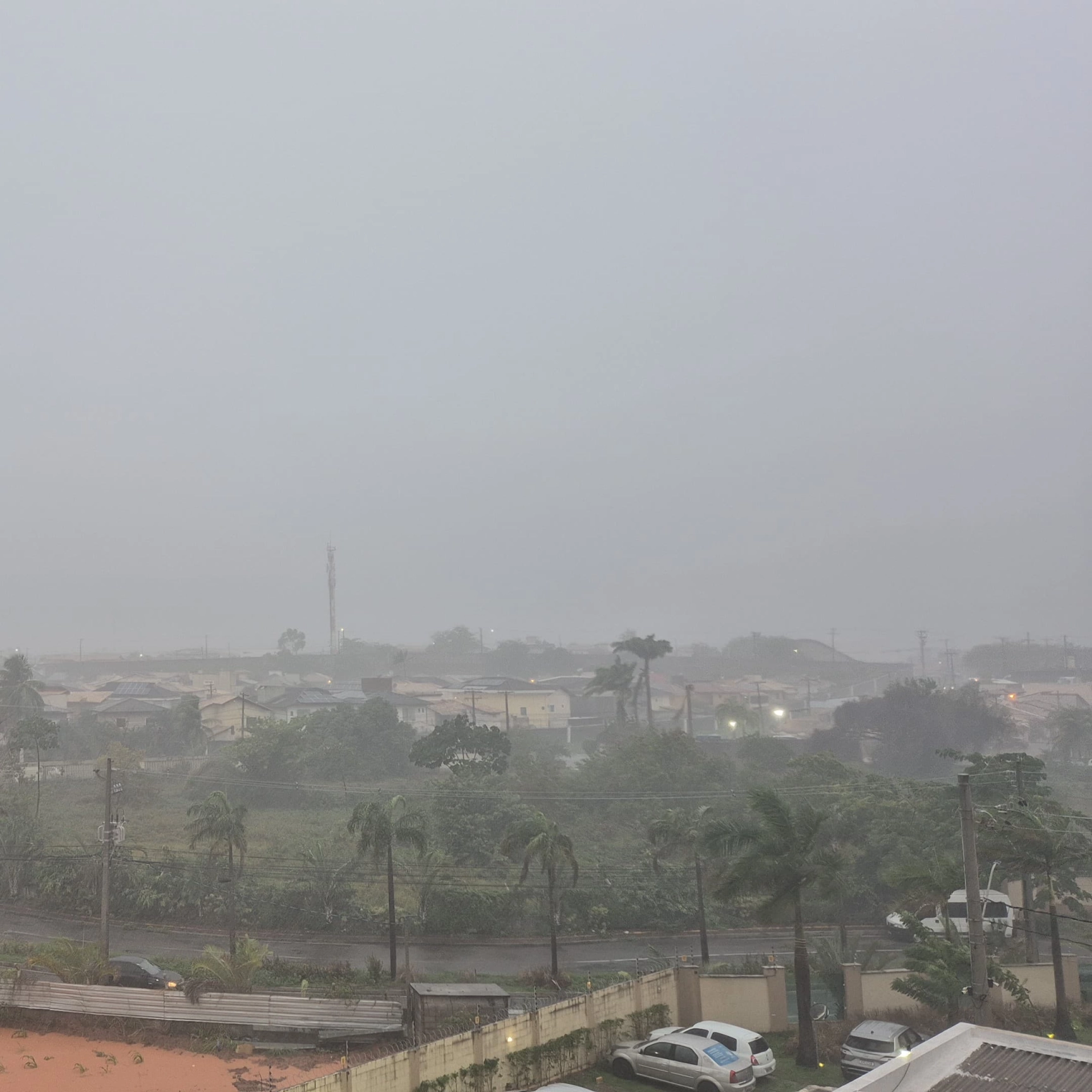Chuva causa alagamentos, falta de luz e transtornos em Lauro de Freitas