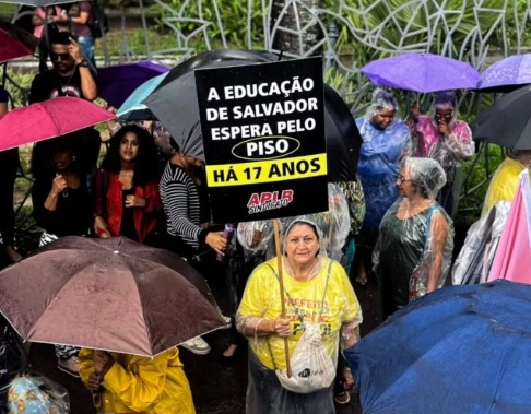 Professores de Salvador anunciam greve por tempo indeterminado