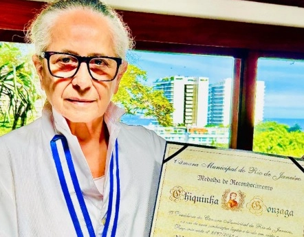 Maria Bethânia é homenageada com Medalha Chiquinha Gonzaga no Rio de Janeiro