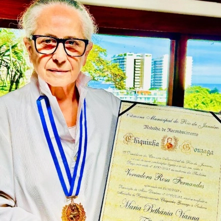 Maria Bethânia é homenageada com Medalha Chiquinha Gonzaga no Rio de Janeiro