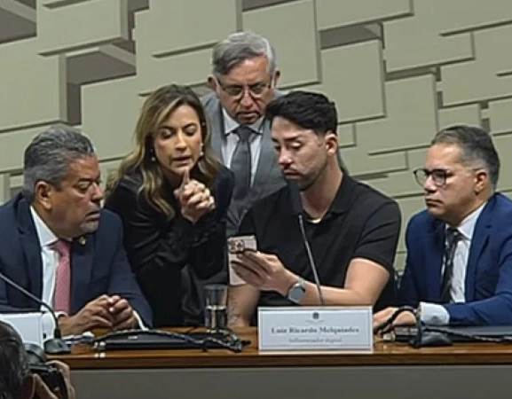 Rico Melquiades joga 'jogo do tigrinho' durante CPI das Bets; assista