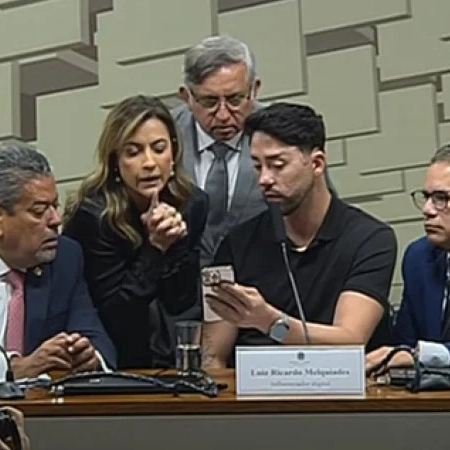 Rico Melquiades joga 'jogo do tigrinho' durante CPI das Bets; assista
