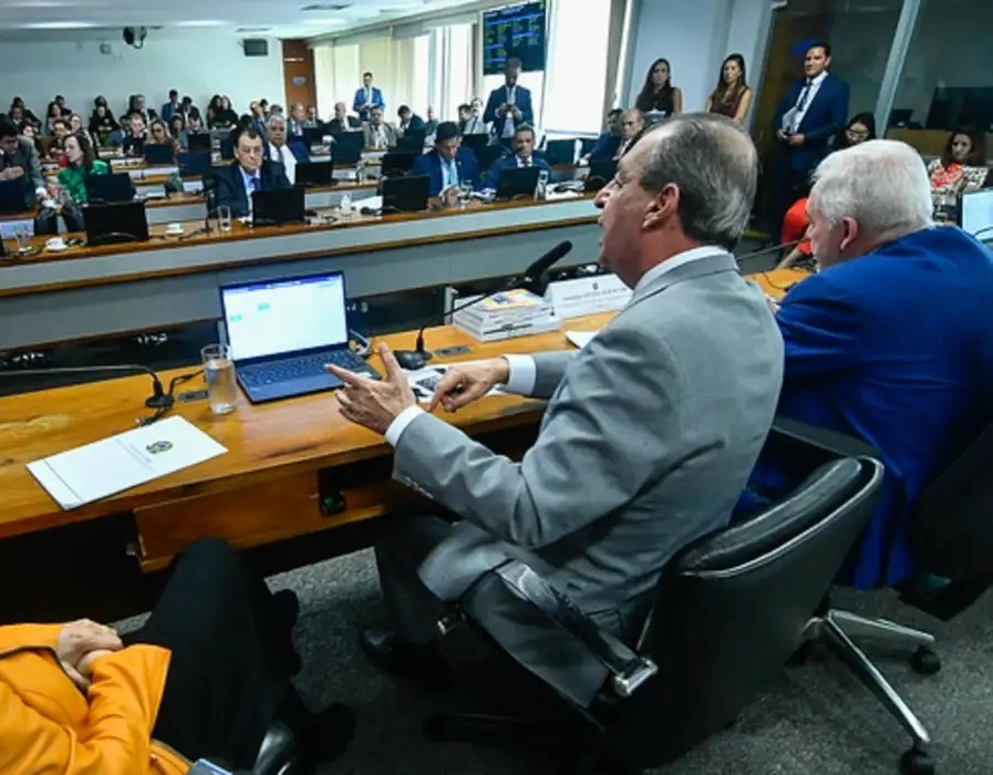 CCJ do Senado aprova fim da reeleição e propõe mandatos de cinco anos