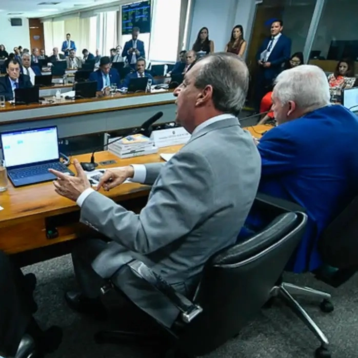 CCJ do Senado aprova fim da reeleição e propõe mandatos de cinco anos
