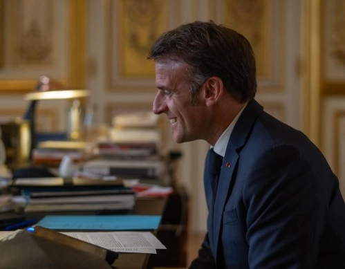 Primeira-dama da França empurra rosto de Macron; cena viraliza e gera reação do governo francês