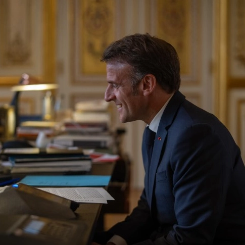 Primeira-dama da França empurra rosto de Macron; cena viraliza e gera reação do governo francês