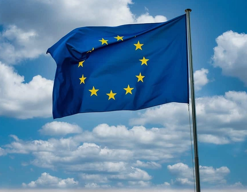 UE pressiona EUA por redução de tarifas apesar de ameaça de Trump