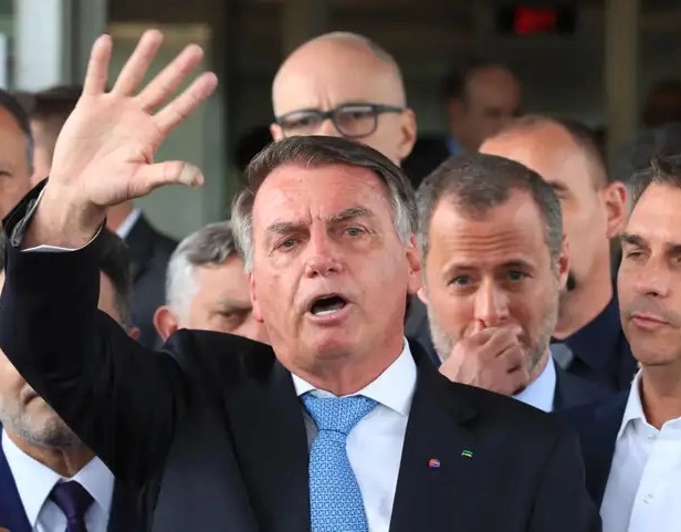 Bolsonaro se oferece para negociar com EUA, caso tenha passaporte devolvido
