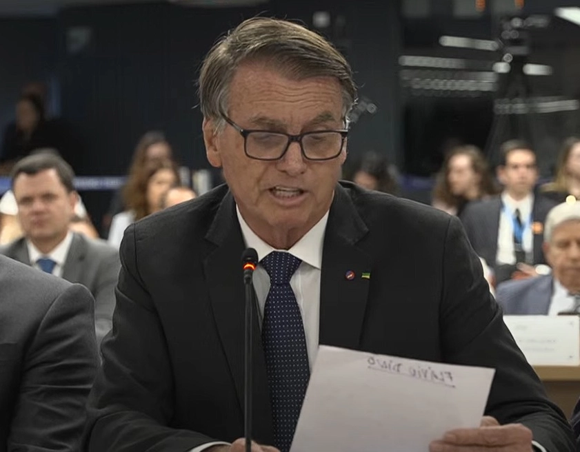 Bolsonaro nega golpe e diz ter 'jogado dentro das quatro linhas'