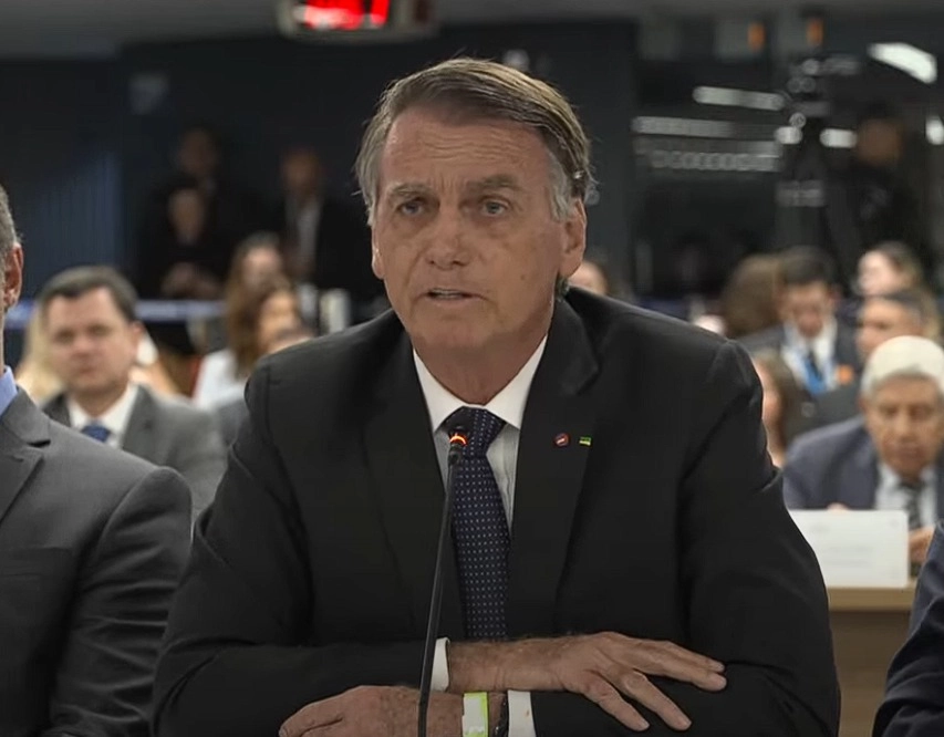 Durante depoimento, Bolsonaro brinca e convida Moraes para ser seu vice em 2026