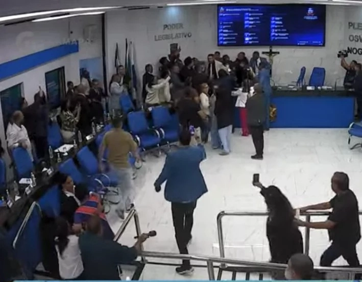 Sessão da Câmara de Camaçari termina em tumulto e discussão