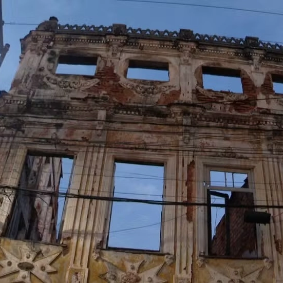 Casarão no Santo Antônio desaba parcialmente após incêndio; área segue interditada