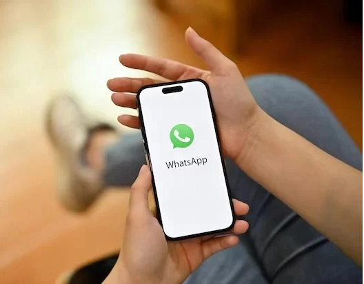 WhatsApp lança IA que resume mensagens sem abrir a conversa