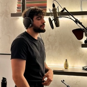 Cantor Nattan é acusado de capacitismo após oferecer dinheiro por beijo em anã; veja