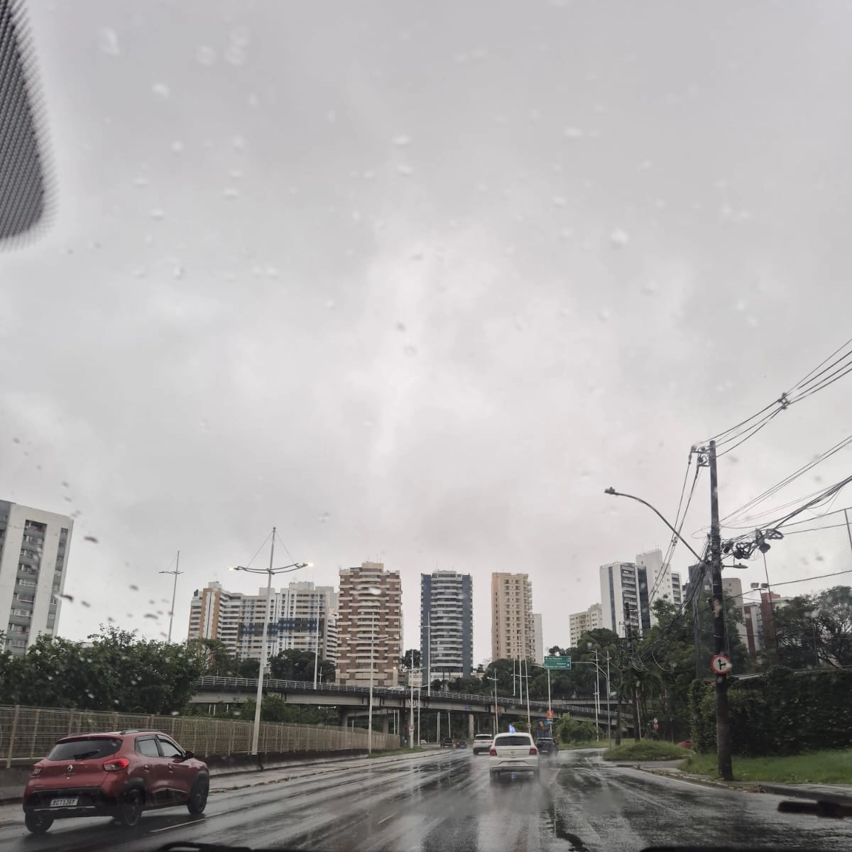 Semana em Salvador deve ser de chuva e ventos fortes, aponta Codesal