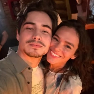 Bastidores: clima de intimidade entre Bruna Marquezine e galã baiano alimenta rumores de affair