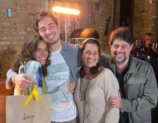 Bastidores: clima de intimidade entre Bruna Marquezine e galã baiano alimenta rumores de affair